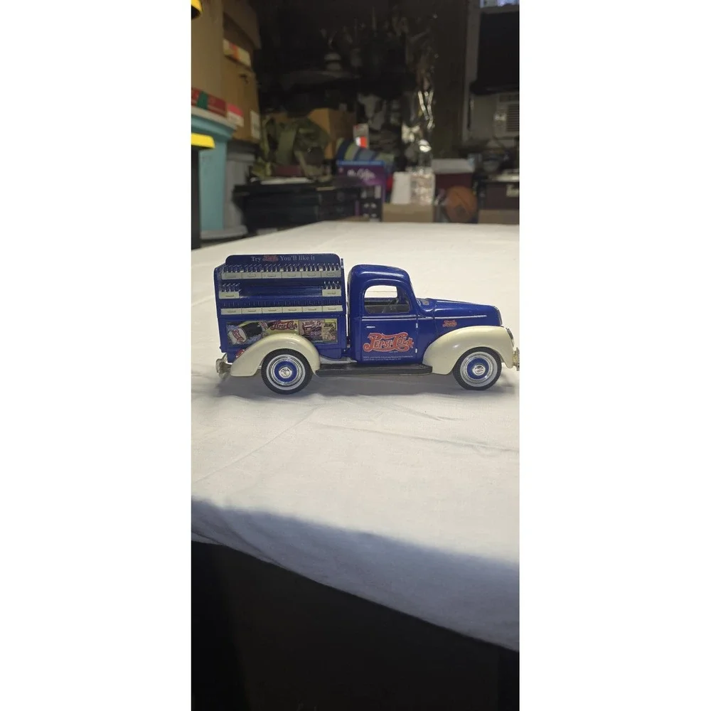 1940 Ford Pepsi Cola Truck Diecast Model by Golden Wheel with Opening Hood Bin11